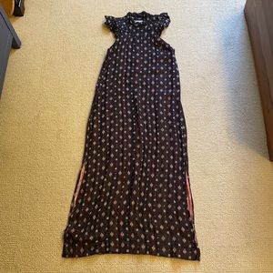 Long straight dress, sleeveless, with side slits